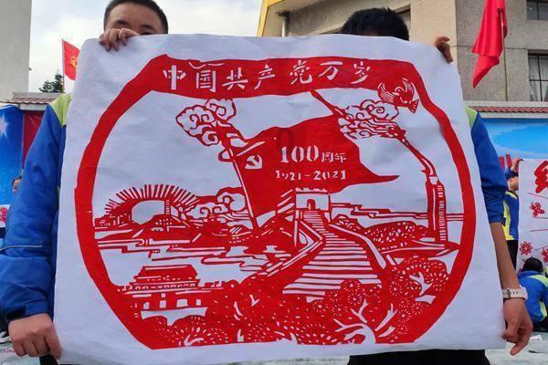 笑脸球的冒险之旅