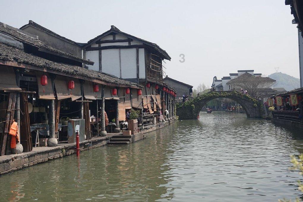 “荧光绿”守护“夕阳红”,东海交警为老人撑起交通“平安伞”